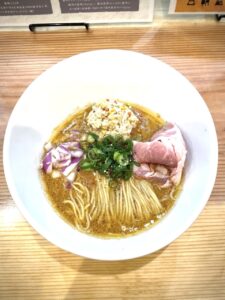 ホタテペーストを溶かせて食べる北海道味噌ラーメン