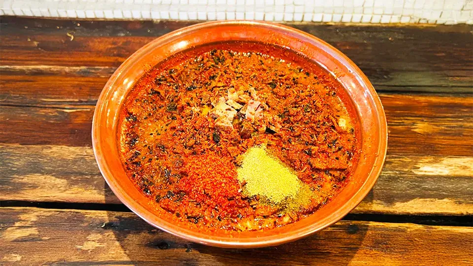 至高のスパイスを体感あれ！石垣牛入りゴリゴリスパイス豚骨味噌女王蜂ラーメン