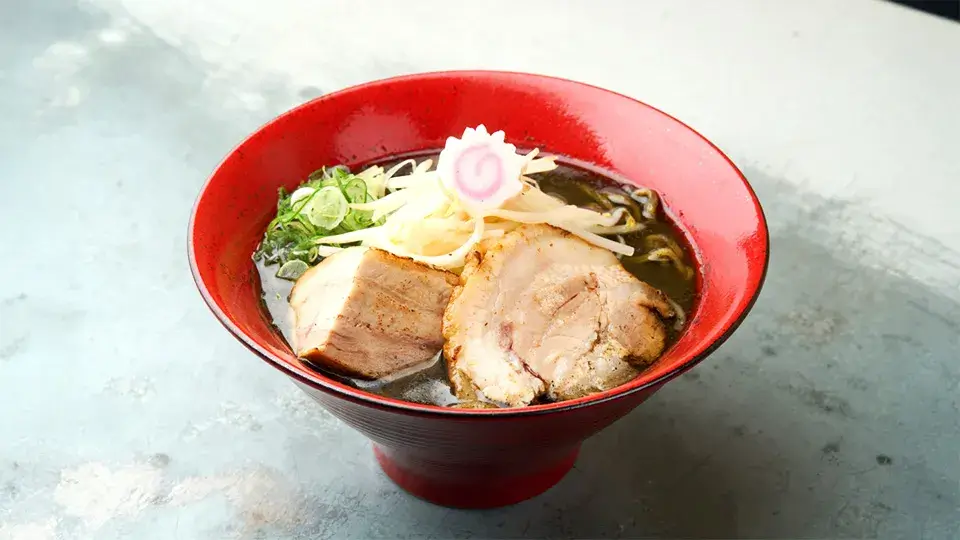 厚切りチャーシューと炙り角煮の濃厚黒味噌らーめん