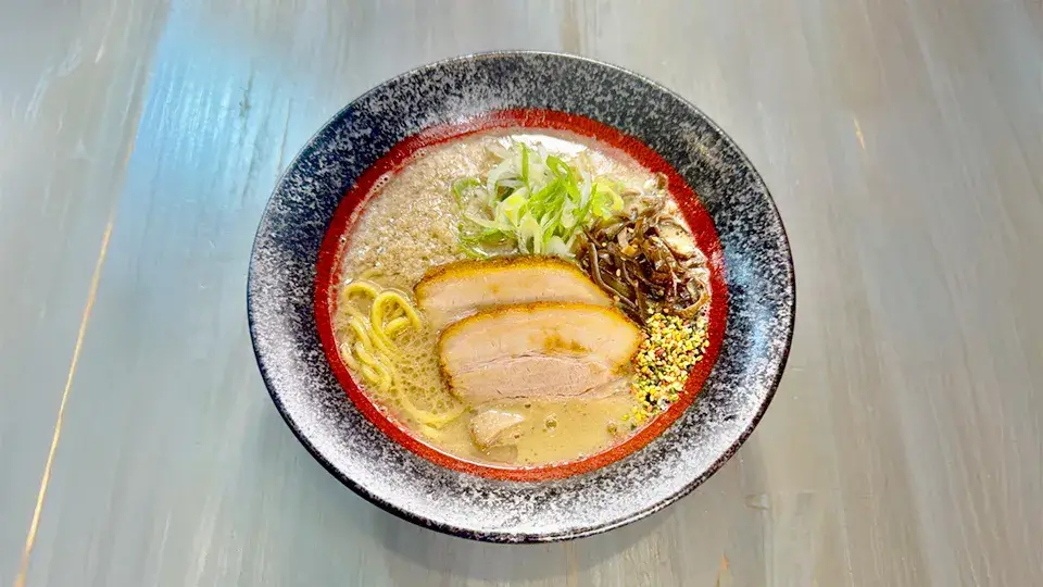 薩摩黒豚の超濃厚三段仕込み豚骨